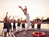 Un grupo de mujeres celebrando en un barco una despedida de soltera.