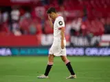 Jesús Navas mientras abandona el encuentro entre Sevilla y Cádiz.