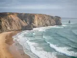 Playa de Arrifana (Aljezur) en la costa Vicentina de Portugal, muy popular entre los surfistas.