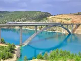 El viaducto ferroviario de Contreras, dentro de la Reserva de la Biosfera del Valle de Cabriel, ha recibido numerosos premios por su diseño y complejidad.