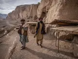 Dos combatientes talibanes patrullan una zona situada en Bamiy&aacute;n, Afganist&aacute;n.