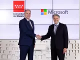 El consejero de Digitalización, Miguel López Valverde, y el con el presidente de Microsoft en España, Alberto Granados.