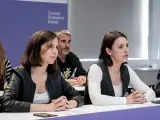 La secretaria general de Podemos, Ione Belarra (i), y la secretaria Política de Podemos y candidata del partido a las elecciones europeas, Irene Montero (d).