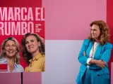 La candidata de Sumar a las europeas, Estrella Galán, junto a su propio cartel electoral.