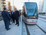 Imagen de archivo del alcalde, José Luis Sanz, visitando la ampliación del tranvía.