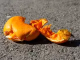 Naranja aplastada sobre la carretera.