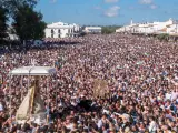 La Virgen del Rocío procesiona por la aldea almonteña de El Rocío (Huelva) rodeada de miles de fieles.