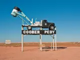 'The Blower' es un símbolo en Coober Pedy. Se trata de una maquinaria diseñada por los propios mineros de ópalo, con la que aspiran a una profundidad de 30 metros bajo tierra en busca de los ópalos.