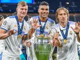 Real Madrid's midfielder Toni Kroos (8), Real Madrid's midfielder Casemiro (14) and Real Madrid's midfielder Luka Modric (10) hold the Champions League Trophy and their hands aloft showing the five fingers after winning the UEFA Champions League, Final football match between Liverpool FC and Real Madrid CF on May 28, 2022 at Stade de France in Saint-Denis near Paris, France - Photo Ashley Crowden / Colorsport / DPPI Ashley Crowden / COLORSPORT / DP / AFP7 / Europa Press (Foto de ARCHIVO) 28/5/2022 ONLY FOR USE IN SPAIN