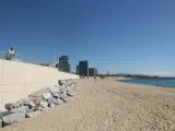 La playa de la Nova Mar Bella de Barcelona reabre tras las obras.