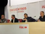 El secretario general del PSOE-A, Juan Espadas (2i); el secretario general del PSOE de Sevilla, Javier Fernández (2d); y el ya ex portavoz del PSOE de Arahal, Francisco Brenes (d), en un acto el pasado octubre.