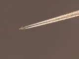 Imagen de archivo de un avión cruzando el cielo.