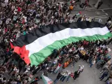 Cientos de personas durante una manifestación estudiantil en apoyo a Palestina, en la plaza de la Universitat de Barcelona.