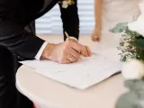 Firma de documentos oficiales de matrimonio.