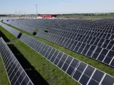 Acciona Energía pone en marcha en Texas su mayor proyecto solar, 'Red-Tailed Hawk', de 458 MWp Proyecto solar 'Red-Tailed Hawk' Proyecto solar 'Red-Tailed Hawk' - ACCIONA ENERGÍA MADRID, 22 May. (EUROPA PRESS) - Acciona Energía ha puesto en marcha la planta fotovoltaica 'Red-Tailed Hawk', que está ubicada cerca de Houston, en el condado de Wharton, en Texas, y cuenta con una capacidad de 458 megavatios pico (MWp), lo que la convierte en el complejo solar más grande que la compañía ha construido hasta la fecha. Así, 'Red-Tailed Hawk' se suma a la cartera de proyectos renovables de Acciona Energía en Norteamérica, donde cuenta con un total de 2,7 gigavatios (GW) instalados, reforzando su posición como "actor clave" en la transición energética del país, según ha informado este miércoles la compañía en un comunicado. Además, Acciona Energía está construyendo el parque eólico 'Forty Mile' (280 MW) en Alberta (Canadá) y la planta fotovoltaica 'Union Solar' (325MWp) en Ohio (Estados Unidos). La nueva instalación cuenta con paneles sujetos a seguidores solares que se orientan según la trayectoria del sol, maximizando la exposición a la luz solar y la producción. La planta generará anualmente 742 GWh de electricidad limpia, equivalente al consumo de unos 66.500 hogares, lo que permitirá evitar la emisión de unas 430.000 toneladas de dióxido de carbono al año. En este contexto, el proyecto forma parte del programa de 'Gestión del Impacto Social' de Acciona Energía, que reinvierte una parte de los ingresos anuales de sus instalaciones para mejorar la formación, el bienestar y la gestión medioambiental de las comunidades donde opera. Proyecto solar 'Red-Tailed Hawk'