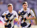 Toni Kroos y Fede Valverde durante un calentamiento con el Real Madrid.