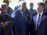 El presidente francés, Emmanuel Macron, a la derecha, pasa junto al presidente de Nueva Caledonia, Louis Mapou, a la izquierda, y el presidente del Congreso de Nueva Caledonia, Roch Wamytan, tras una reunión en Nueva Caledonia, el jueves 23 de mayo de 2024.