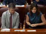 Isabel D&iacute;az Ayuso y Miguel &Aacute;ngel Garc&iacute;a, este jueves, en la Asamblea de Madrid.