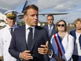 El presidente francés, Emmanuel Macron, habla con la prensa a su llegada al aeropuerto internacional La Tontouta, en Nueva Caledonia, el jueves 23 de mayo de 2024.