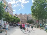 Varios turistas, en el entorno del Real Alcázar de Sevilla esta primavera