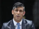 Rishi Sunak anuncia bajo la lluvia el adelanto electoral en Reino Unido.