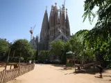 Un parque de Barcelona y detrás la Sagrada Familia.