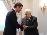 El presidente del Gobierno en funciones, Pedro Sánchez, se reúne con el presidente de la Autoridad Nacional Palestina, Mahmud Abbas, en el marco de la cumbre 'El Cairo para la paz'. POOL MONCLOA/BORJA PUIG DE LA BELLACASA (Foto de ARCHIVO) 21/10/2023
