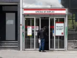 Una persona entra a una oficina del SEPE, a 6 de mayo de 2024, en Madrid (Espa&ntilde;a)