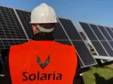 Un operario de Solaria en una planta solar fotovoltaica.