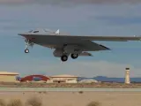 Bombardero B-21 durante las pruebas de vuelo.