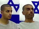 Dos miembros de Hamás, padre e hijo, durante el interrogatorio.