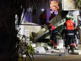 Varios bomberos inspeccionan los escombros tras el derrumbe del primer piso de un restaurante con terraza en Palma de Mallorca.