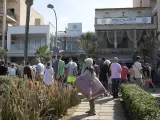 Decenas de personas observan el edificio derrumbado en Palma.