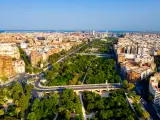 Vista aérea actual de Valencia con el Jardín del Turia en primer plano.