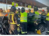 Bomberos de Madrid rescatan el cadáver del conductor de VTC muerto.