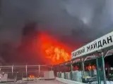 Hipermercado de Járkov en llamas tras un ataque ruso.