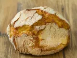 La boroña es un pan típico de Asturias hecho con harina d emaíz y relleno de embutido.