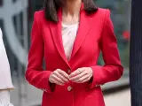 La reina Letizia con traje rojo
