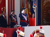 Los reyes Felipe VI y Letizia presiden el desfile militar en Oviedo con motivo del Día de las Fuerzas Armadas.