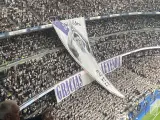 Tifo de tributo a Kroos con el mensaje: Gracias Leyenda