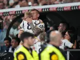 Toni Kroos abraza a su hijo tras abandonar el campo en su último partido en el Bernabéu.
