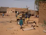 Un niño juega en la aldea de Ganguel.