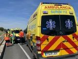 Ambulancia en Campo Real (Madrid) tras el atropello a dos ciclistas.