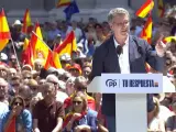 Feijóo, durante su discurso este domingo en la Puerta de Alcalá.