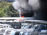 Incendio en una nave de autocaravanas ubicada en Montcada i Reixac, en Barcelona, que afecta a Rodalies.