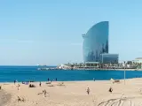 La playa de Barcelona junto al hotel vela.