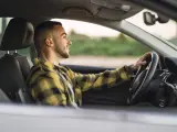 Hombre conduciendo
