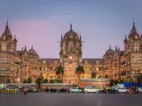 En Espa&ntilde;a hay algunas de las estaciones de tren m&aacute;s bonitas de toda Europa, aunque fuera de las fronteras tambi&eacute;n se pueden encontrar otros edificios de igual belleza. Eso s&iacute;, pocas se pueden comparar con la descomunal e impresionante Chhatrapati Shivaji Terminus, erigida en la enorme metr&oacute;poli de Bombay y que es uno de los edificios m&aacute;s imponentes de todo el planeta.