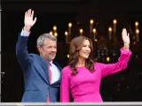 Denmark\s King Frederik X, celebrating his 56th birthday, waves from the balcony with his wife Queen Mary at Frederik VIII\s Palace, Amalienborg Castle in Copenhagen, Sunday, May 26, 2024. (Ida Marie Odgaard/Ritzau Scanpix via AP) ....Associated Press / LaPresse.Only italy and spain [[[AP/LAPRESSE]]]