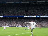 Toni Kroos lanza un centro en el Santiago Bernabéu